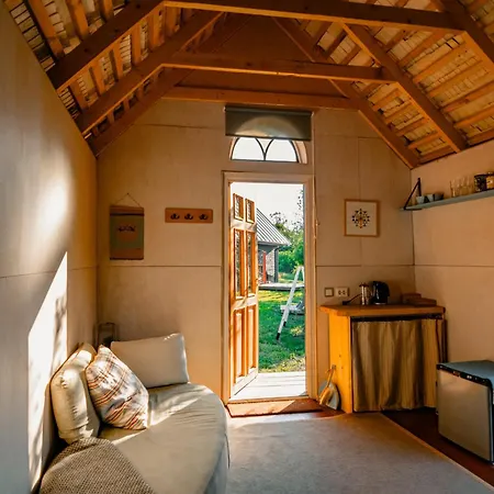 Bed & Breakfast Muhusi Linnumaja 4*