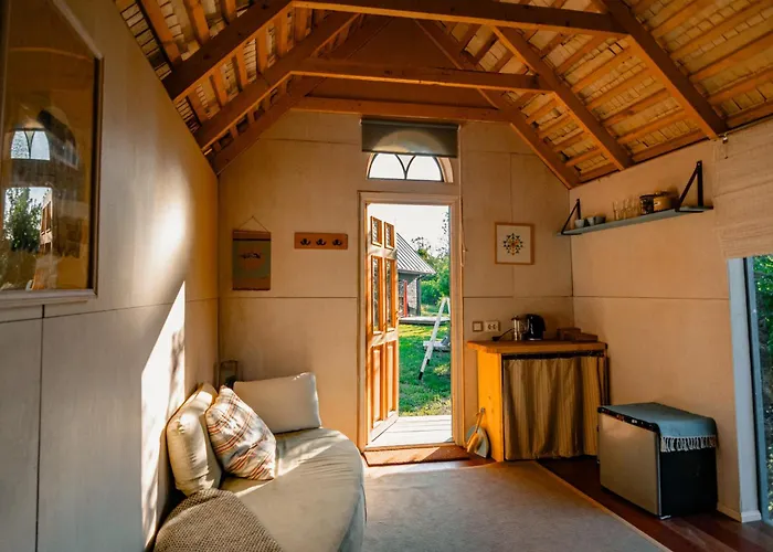 Bed & Breakfast Muhusi Linnumaja 4*